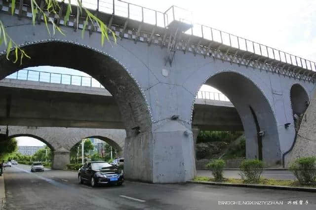 这条铁路沿线保留了众多的历史建筑，是黑龙江最有特色的旅游线路