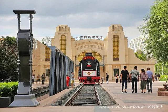 这条铁路沿线保留了众多的历史建筑，是黑龙江最有特色的旅游线路