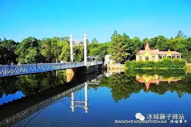 这条铁路沿线保留了众多的历史建筑，是黑龙江最有特色的旅游线路