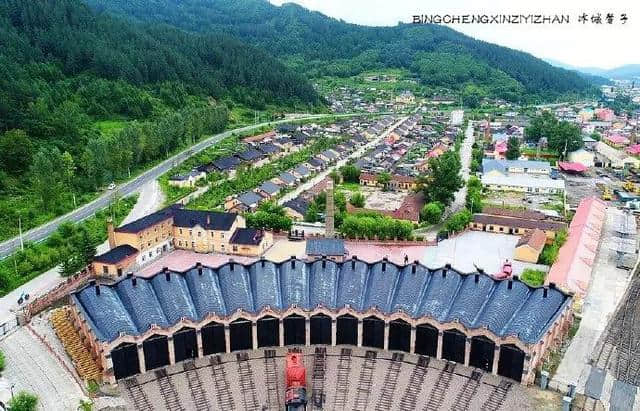 这条铁路沿线保留了众多的历史建筑，是黑龙江最有特色的旅游线路