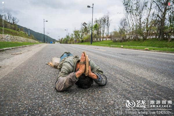 川藏线，总有一些见闻触动你的灵魂，那些匍匐的朝圣者们