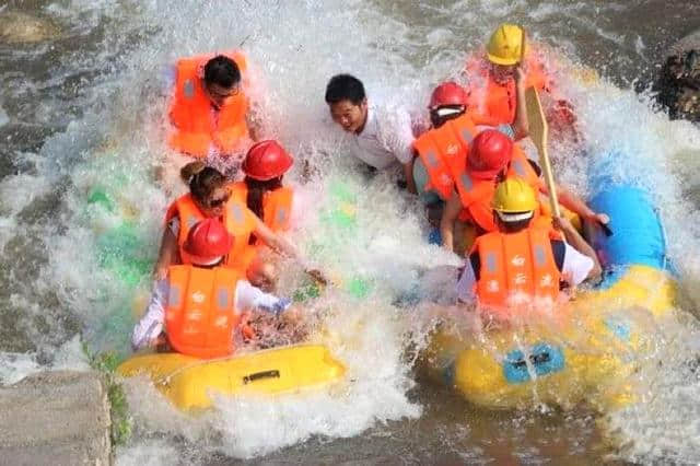 六月二十九号走进洛阳白云漂流水上乐园坐在海边与爸妈吃特色美食