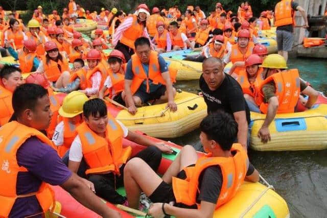 六月二十九号走进洛阳白云漂流水上乐园坐在海边与爸妈吃特色美食