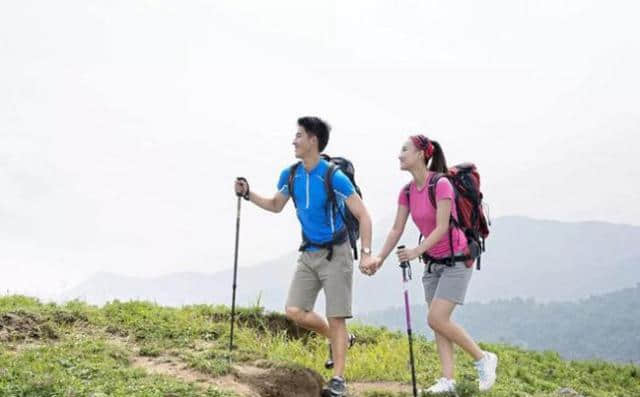 一男一女去旅游，可以住在一起吗？