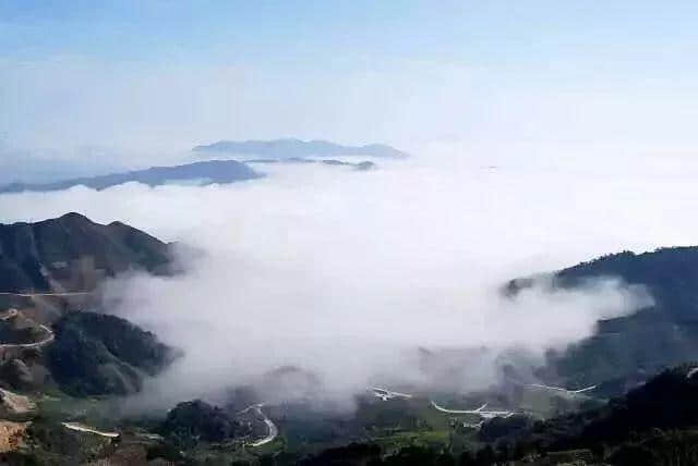 细雨蒙蒙赏朝阳，半山风景半山雾，如梦似幻~