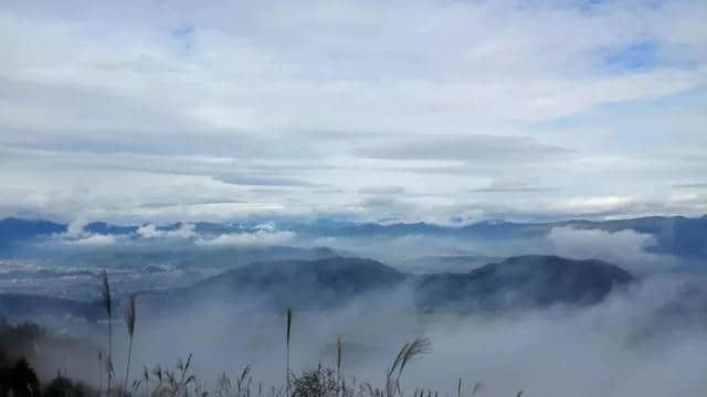 细雨蒙蒙赏朝阳，半山风景半山雾，如梦似幻~