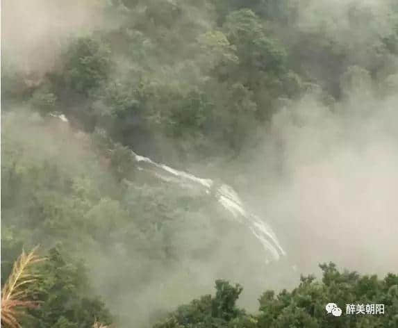 细雨蒙蒙赏朝阳，半山风景半山雾，如梦似幻~