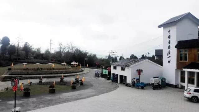 细雨蒙蒙赏朝阳，半山风景半山雾，如梦似幻~