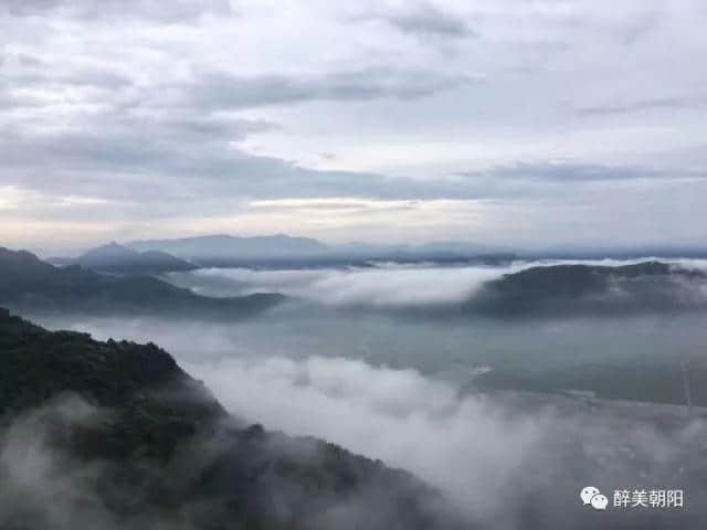 细雨蒙蒙赏朝阳，半山风景半山雾，如梦似幻~