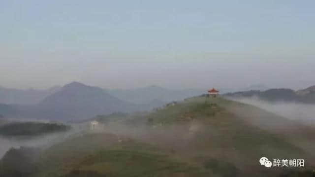 细雨蒙蒙赏朝阳，半山风景半山雾，如梦似幻~