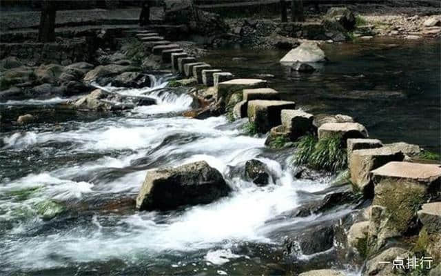 绍兴十大著名旅游景点，鉴湖是浙江的名湖之一，俗语有云“鉴湖八百里”，可以想象鉴湖的宽广