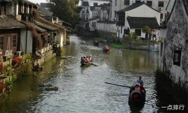 绍兴十大著名旅游景点，鉴湖是浙江的名湖之一，俗语有云“鉴湖八百里”，可以想象鉴湖的宽广