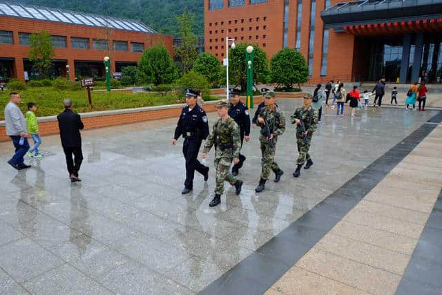 来韶山的游客都需要在这里免费换乘旅游大巴进入核心景区