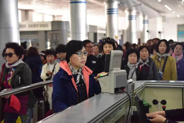 威海--石岛口岸迎来今年首个大型韩国旅游团