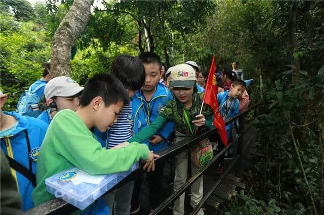 北京研学旅行团走进海南呀诺达雨林文化旅游区