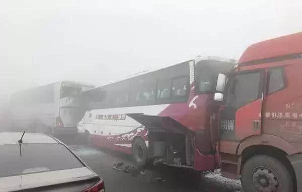 突发！又是这个“高速流动杀手”，13车连撞！高速上一旅游大巴与多车相撞……