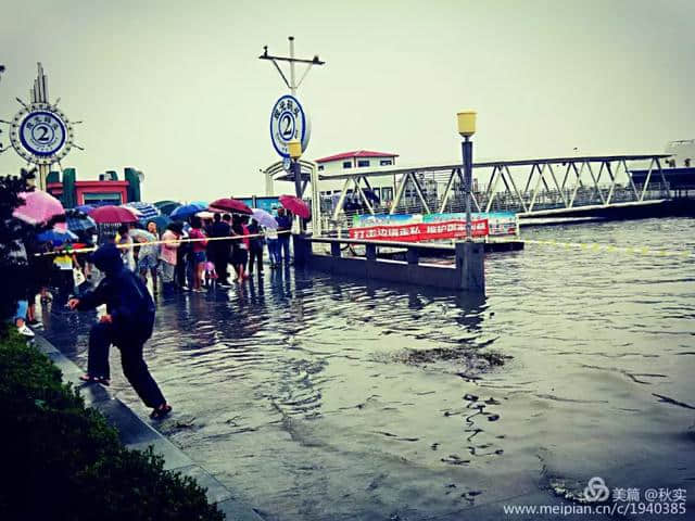 丹东旅游：鸭绿江六月初三大潮实拍，江水覆盖人行道！水天一色！