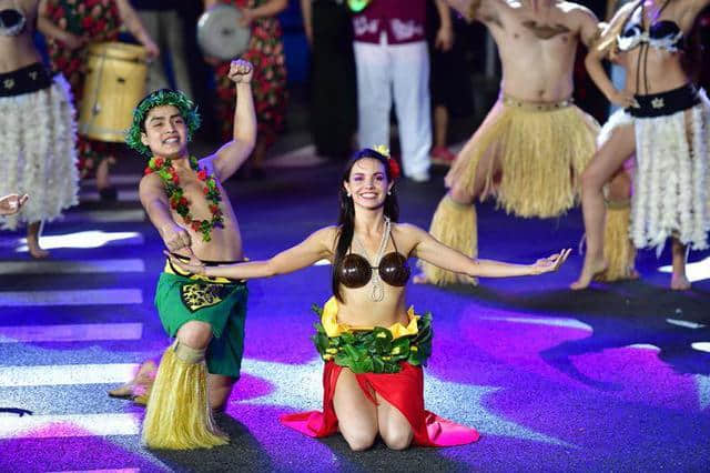 原来这些上海旅游节开幕巡游花车和表演队伍，都是过五关斩六将才来到我们面前！