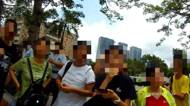 上海9名游客不满旅行团，为赶飞机误上“野鸡车”！司机途中出事耽误行程...