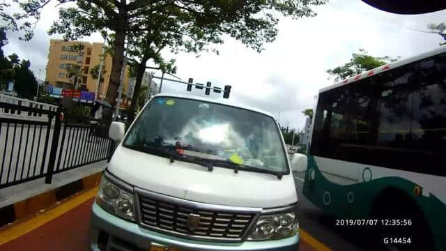 上海9名游客不满旅行团，为赶飞机误上“野鸡车”！司机途中出事耽误行程...