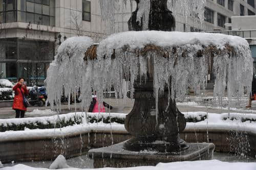 雪后揽景赏冰挂｜12月31日，武汉市民到汉口中山公园游玩赏雪