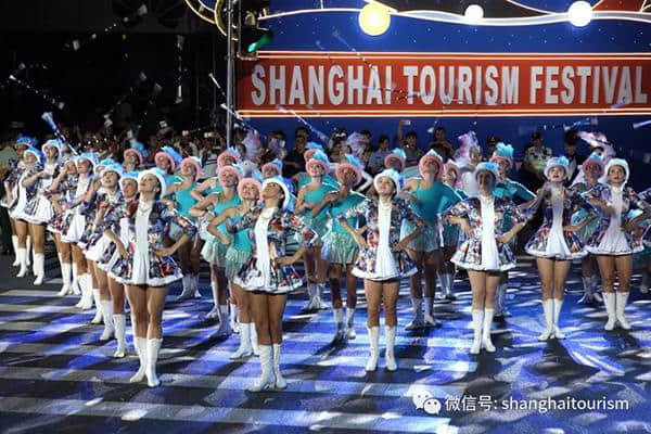 来看上海旅游节大巡游，25辆花车37支表演队带来视听盛宴