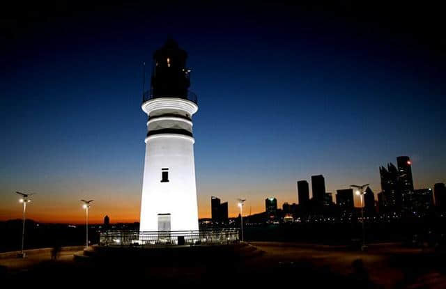 和香港、上海夜景相比，华灯初上的青岛别有一番滋味