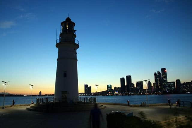 和香港、上海夜景相比，华灯初上的青岛别有一番滋味