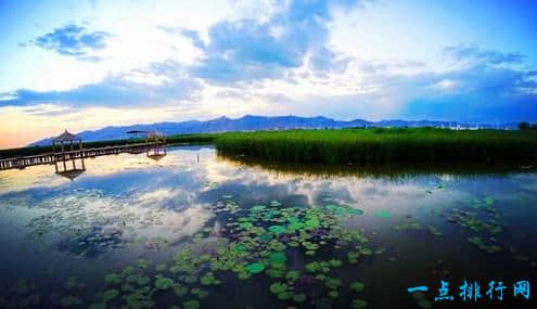 内蒙古十大著名旅游景点，呼伦贝尔大草原是世界上著名的三大草原之一，被称为“牧草王国”