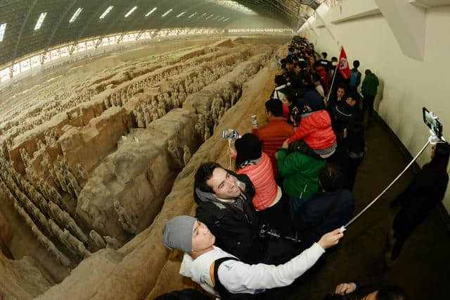 去西安旅游，导游为什么不让和兵马俑合影，你一定猜不出来