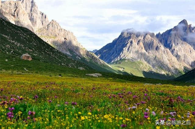 青海果洛草原的一座神山，清澈见底的仙女湖，神秘莫测的妖女湖