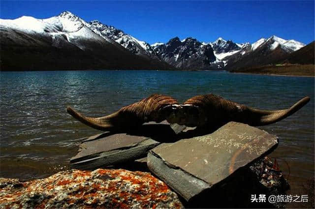 青海果洛草原的一座神山，清澈见底的仙女湖，神秘莫测的妖女湖