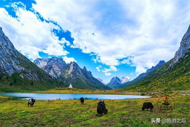 青海果洛草原的一座神山，清澈见底的仙女湖，神秘莫测的妖女湖