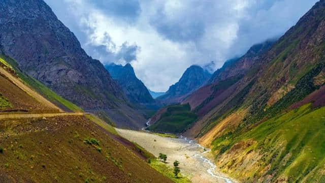 秋日的新疆 是不能错过的风景，这几条最美的路线，你心动了吗？