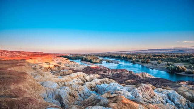 秋日的新疆 是不能错过的风景，这几条最美的路线，你心动了吗？