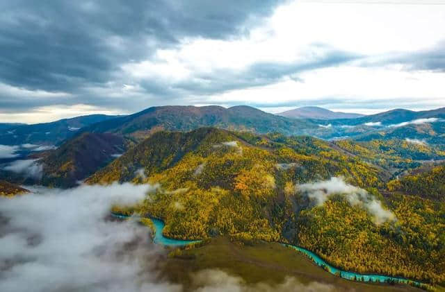 秋日的新疆 是不能错过的风景，这几条最美的路线，你心动了吗？