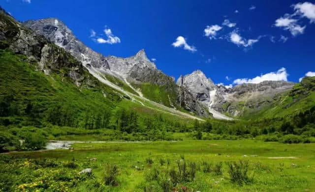 三月踏春，毕棚沟解锁更多景点，在漫天春雪中看山花烂漫