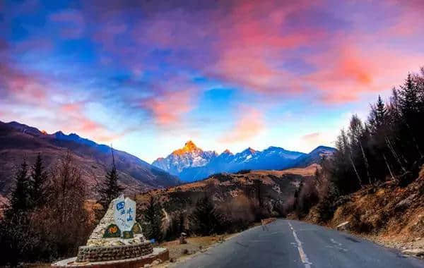 成都周边国庆最强旅游路线：彩林雪山、古镇熊猫，耍个遍只要四天