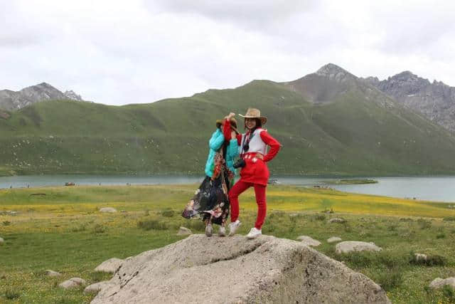 美景天赐，果洛秘境神山下的净土之旅，半夏花开