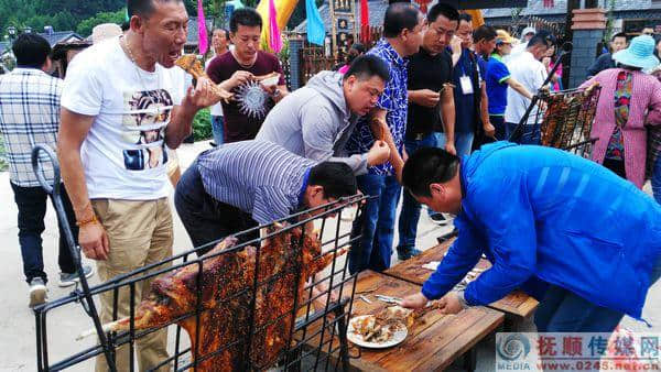 满乡故里启运之地抚顺新宾美食旅游节启幕 赛烤全羊游客免费尝