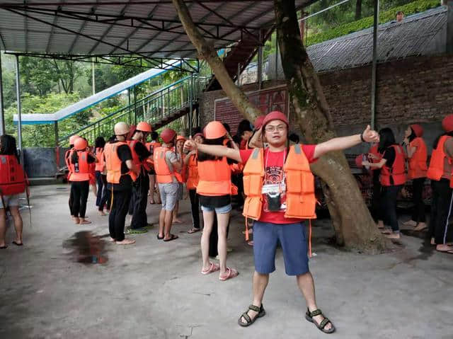 距离广州1个半小时，畅游北江小三峡勇闯笔架山漂流，120元的旅程