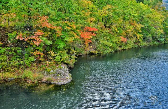 旅游景点；辽宁本溪自然风光本溪水洞，关山枫叶