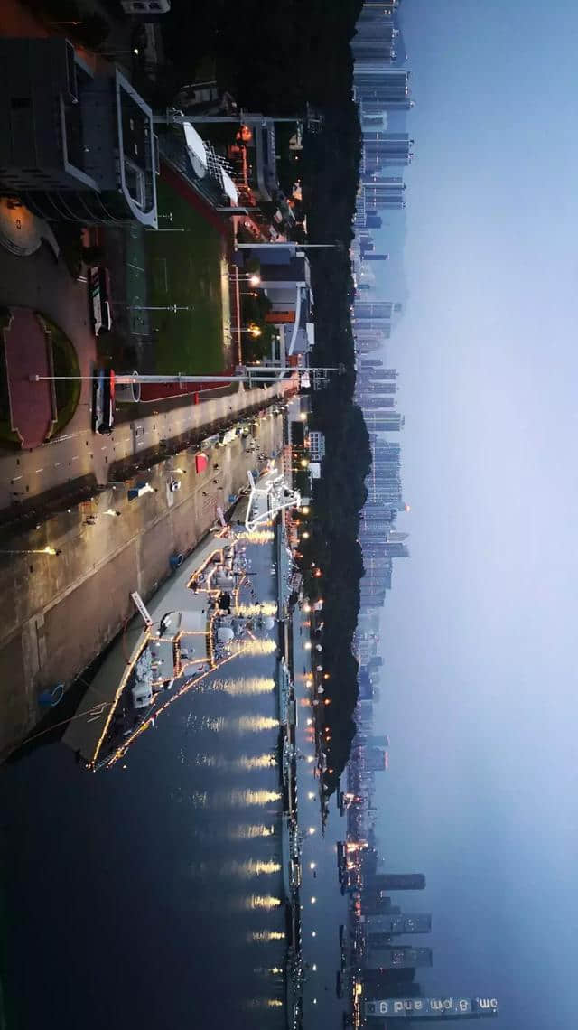 香港新夜景！威武黄山舰，满灯满旗！