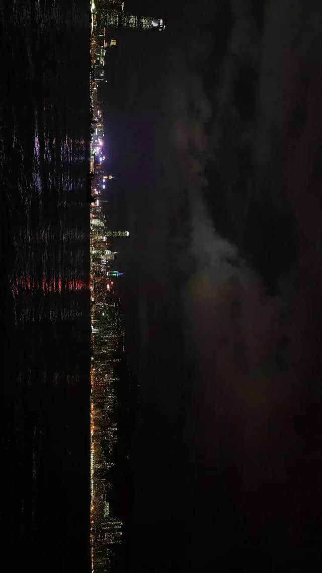 香港新夜景！威武黄山舰，满灯满旗！