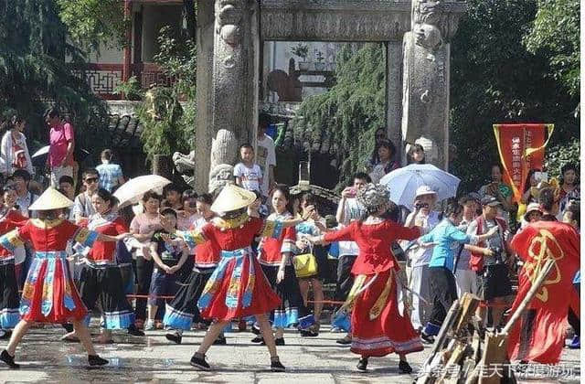 走天下旅游顾问琳琳为客人神仙姐姐一行人策划了一次忘年旅行