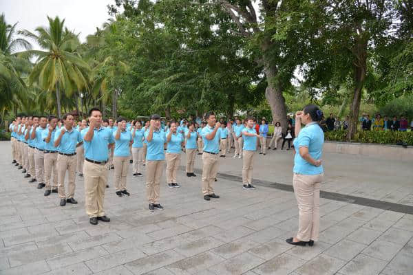 天涯海角举行服务礼仪大阅兵