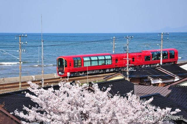 穿越群山大海的旅游观光车 当然要有大窗户