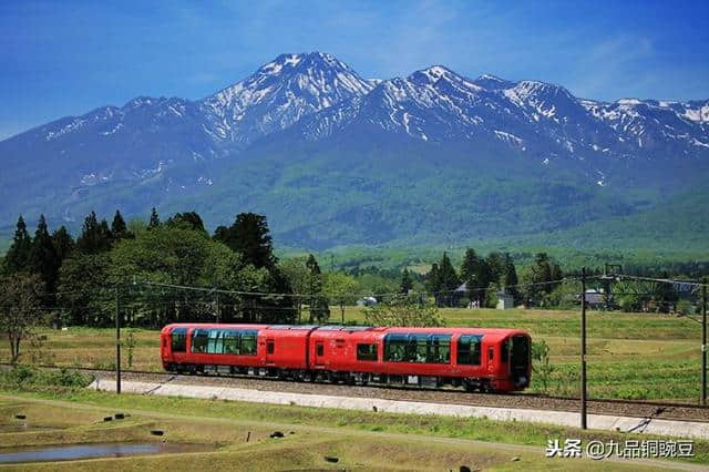 穿越群山大海的旅游观光车 当然要有大窗户