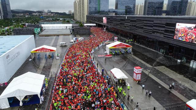 爽爽贵阳，广汽传祺.2019贵阳马拉松赛国际会展中心广场开跑