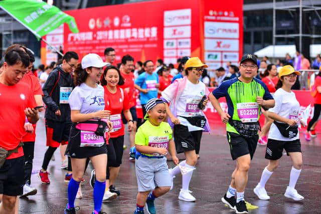 爽爽贵阳，广汽传祺.2019贵阳马拉松赛国际会展中心广场开跑